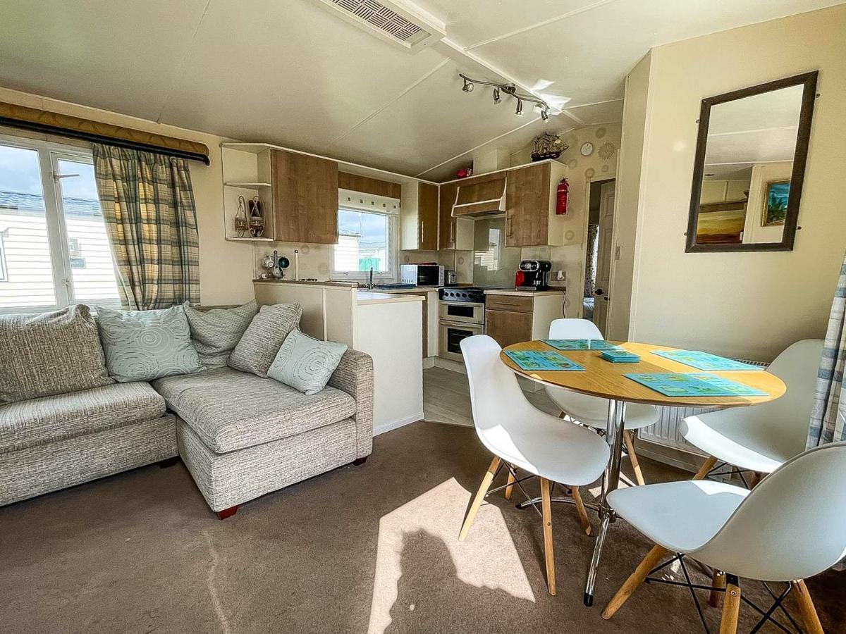 Caravan With Decking At Martello Beach Nearby Clacton-On-Sea Ref 29017Kv 호텔 외부 사진
